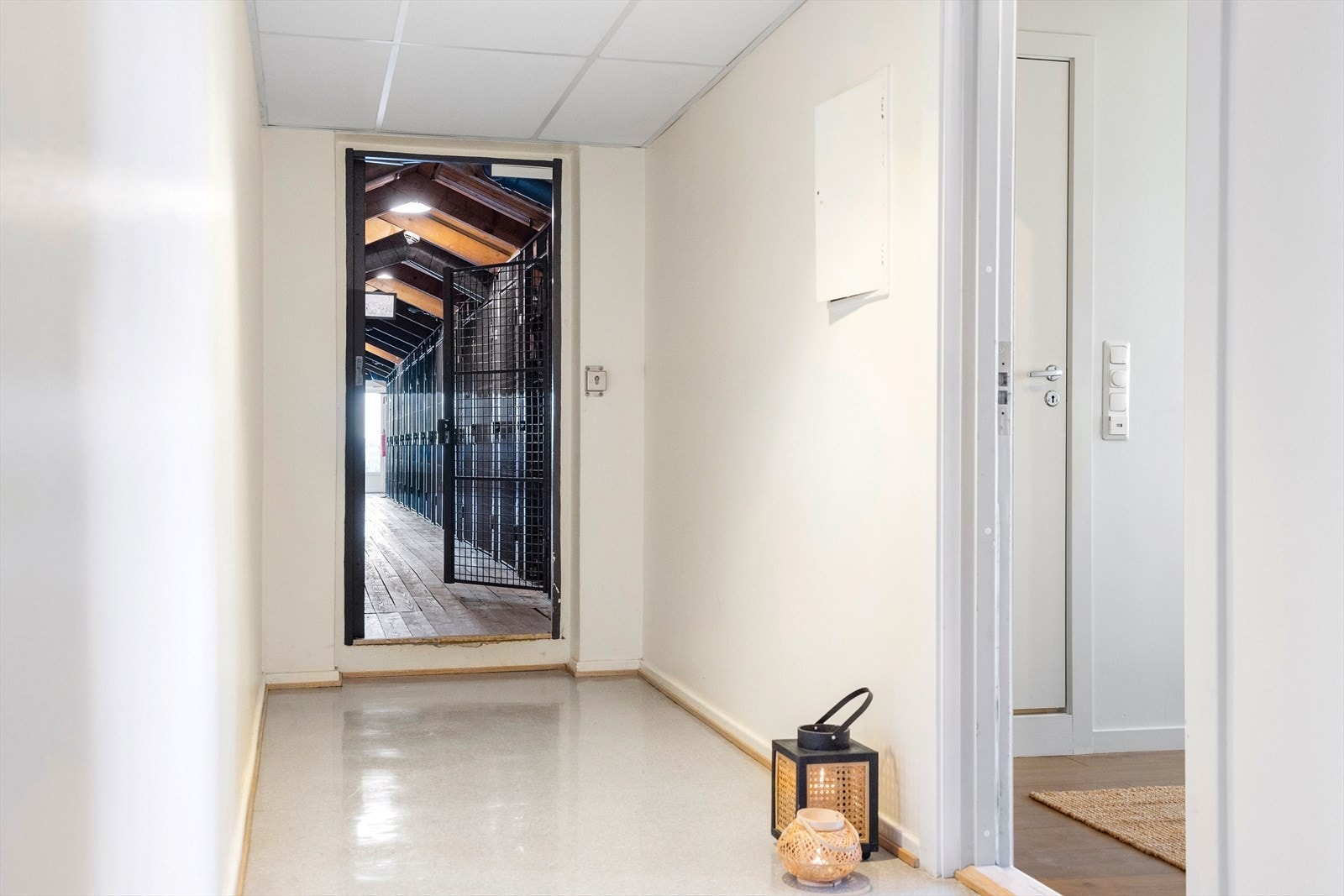 I tillegg er det en romslig bod i samme etasje, som gir praktisk lagringsplass rett ved døren. Galleribilde