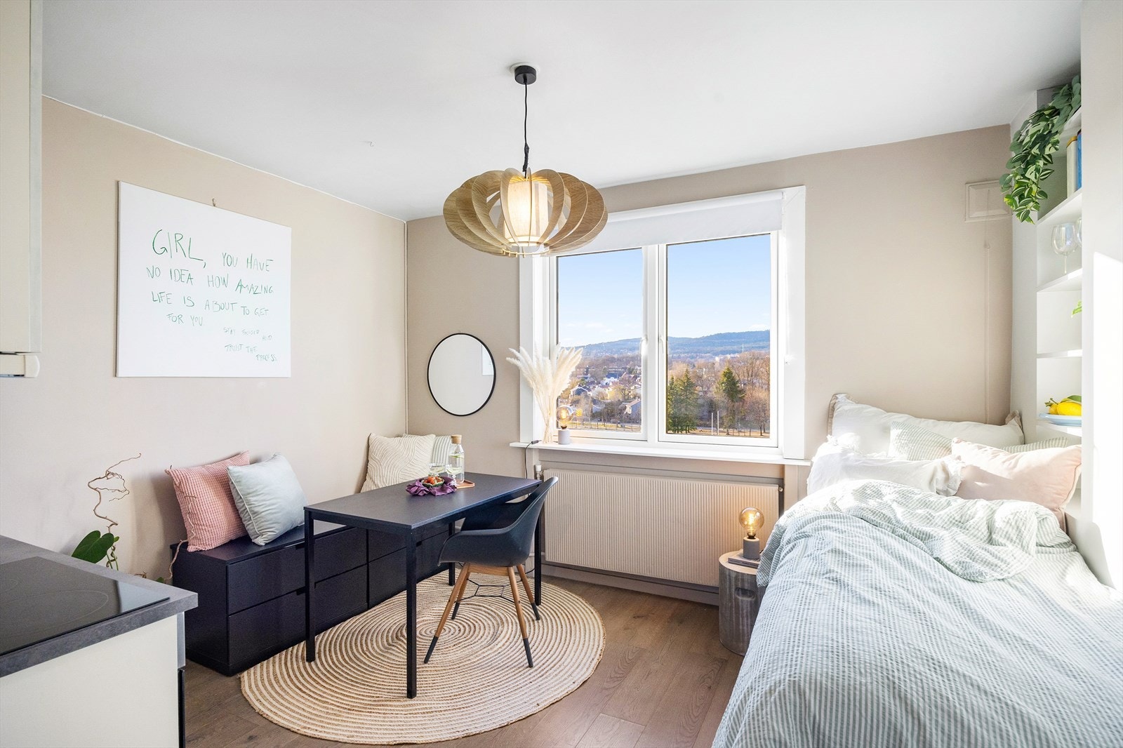 Velkommen til Stavangergata 46A - en gjennomført og stilren topp- og endeleilighet i 7. etasje med heis. Her får du luftig beliggenhet, fantastisk utsikt og rikelig med naturlig lys - et hjem som virkelig skiller seg ut! Galleribilde