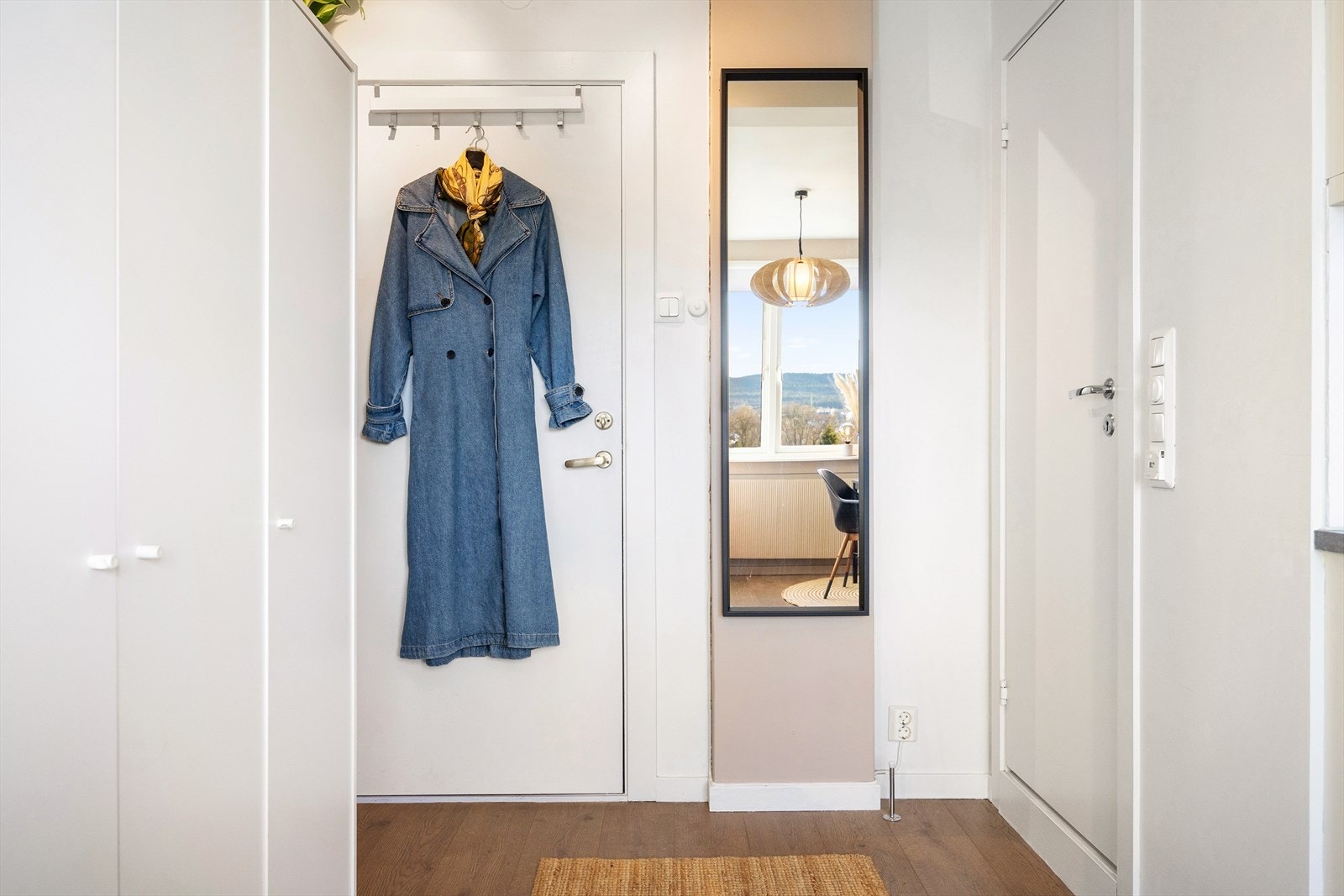 Åpen entré med plass til ytterklær og sko i praktisk garderobeskap. Galleribilde