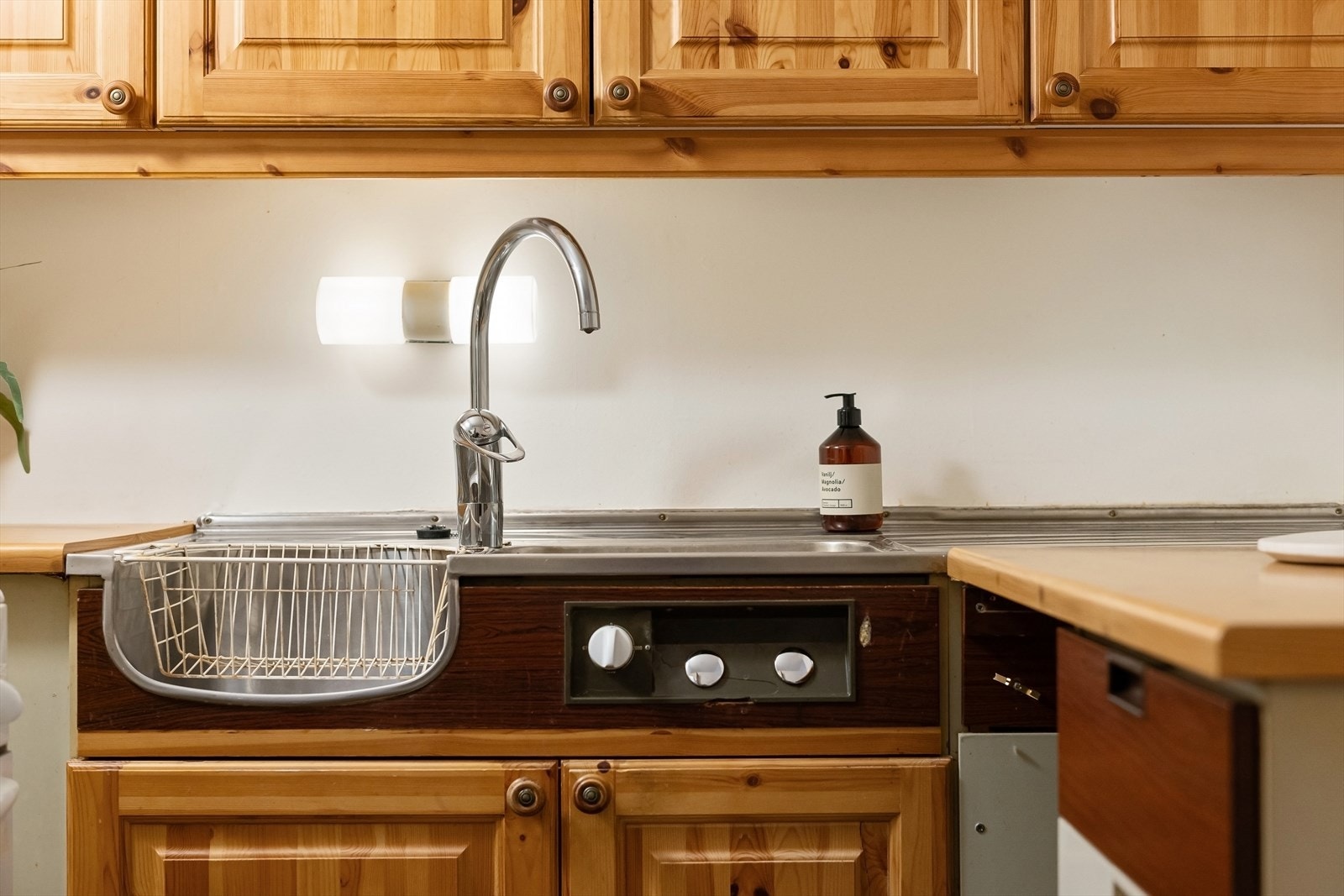 Innredningen har profilerte fronter og benkeplate i laminat med nedfelt stålvask. Galleribilde