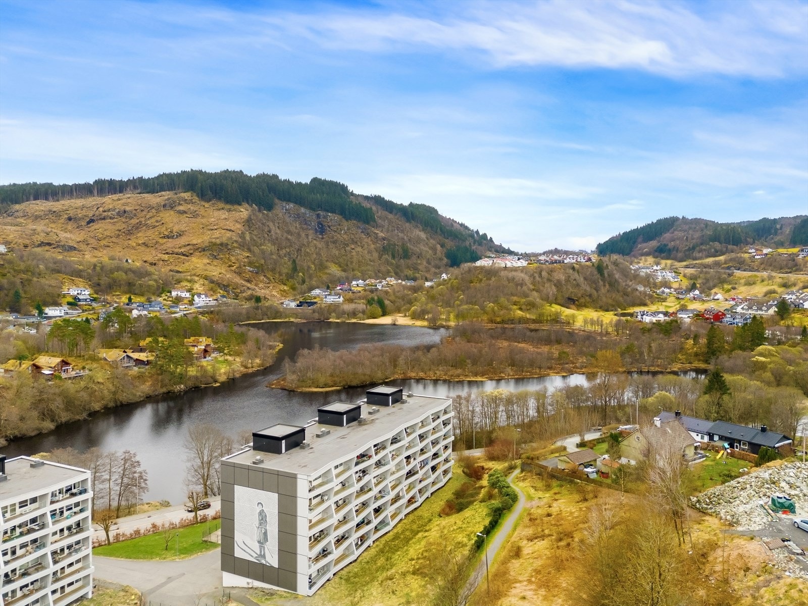 Leiligheten ligger vakkert til i grønne, rolige omgivelser, og gir deg følelsen av å bo på landet - samtidig som du har kort vei til alt du trenger i hverdagen. Galleribilde