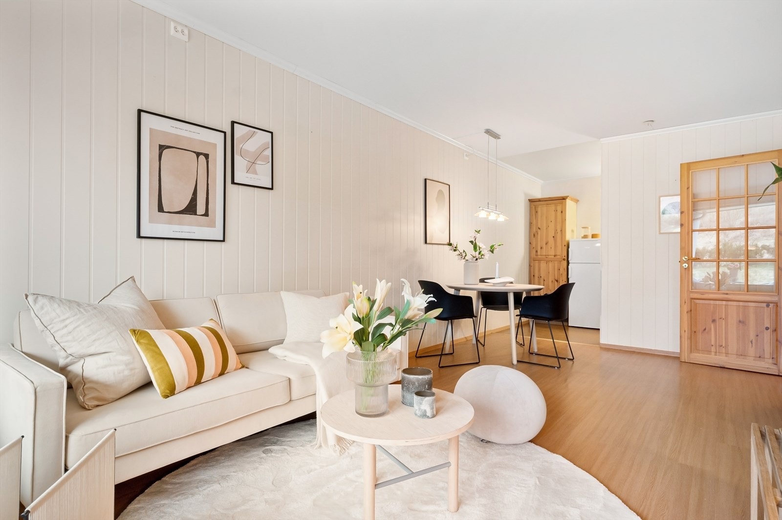 Fra stuen er det delvis åpen løsning mot kjøkkenet. Her er det mulighet for å åpne opp dersom man ønsker det. Galleribilde