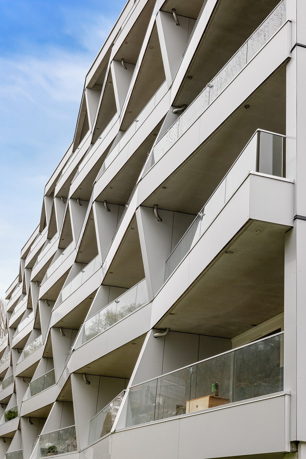 Borettslaget har oppgradert fasaden i 2021, og gir borettslaget et moderne og stilfult preg. Her nyter man godt av nye balkonger! Galleribilde