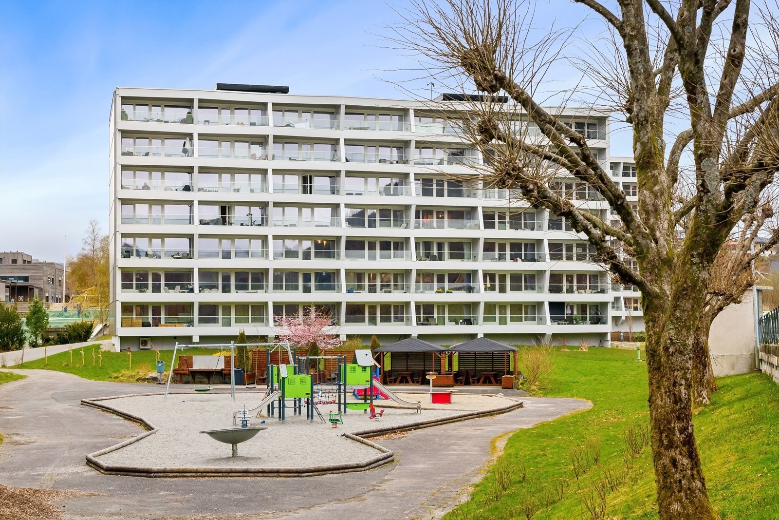 Uteområdet er opparbeidet med lekeplass og hage. Galleribilde