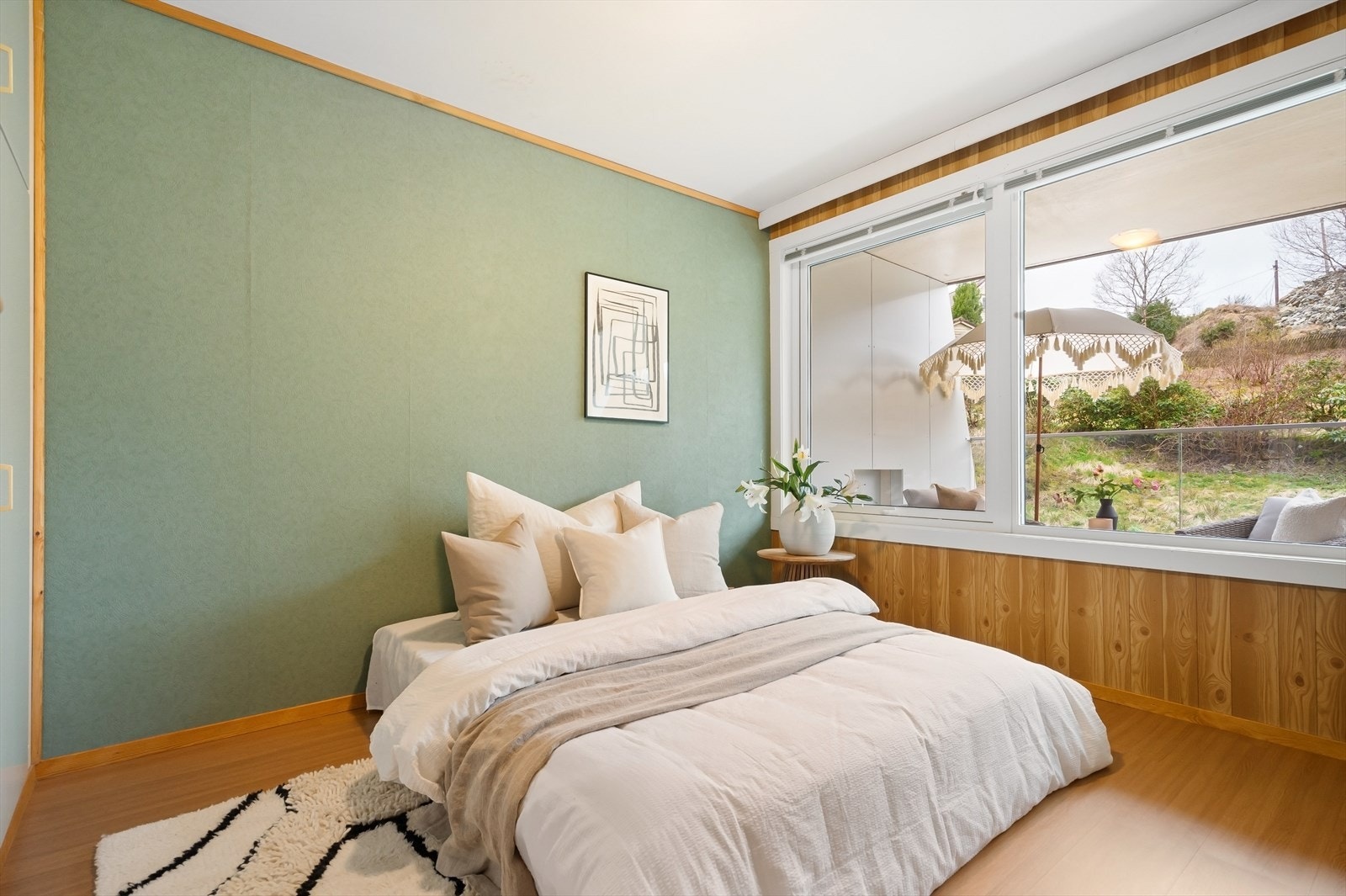 Leiligheten har ett stort og luftig soverom med god plass til dobbeltseng, nattbord og øvrig møblement. Galleribilde