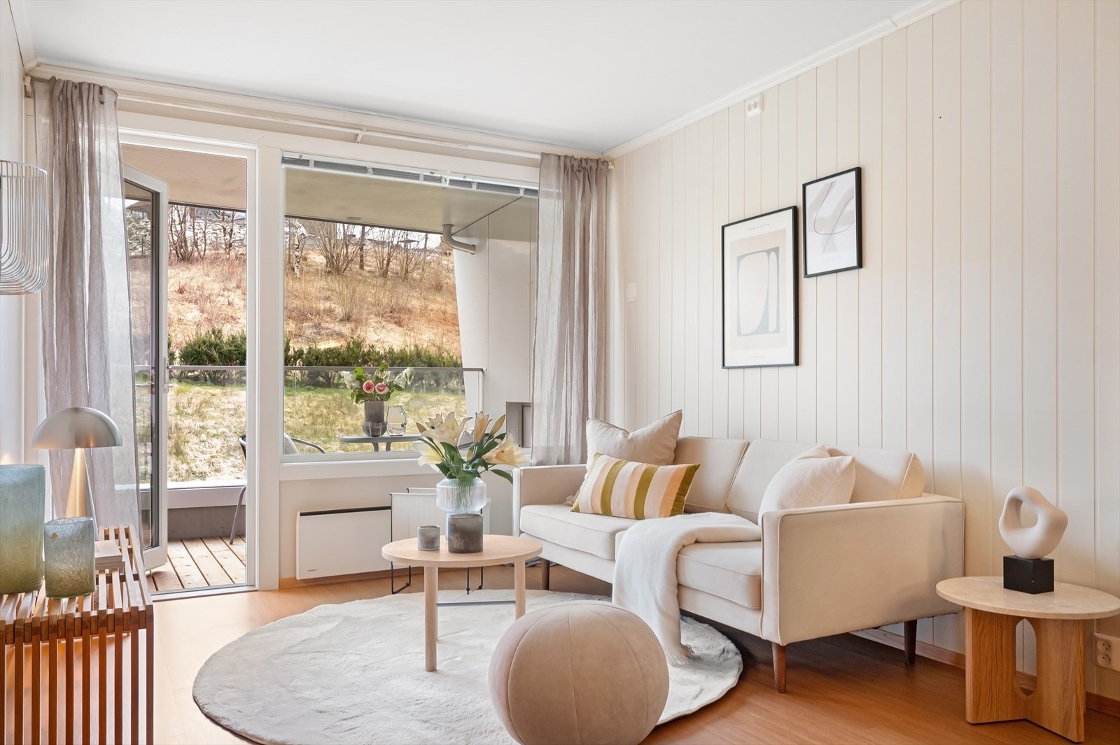 Fra stuen har man direkte utgang til en vestvendt altan på ca. 11 kvm - et perfekt sted for å nyte varme sommerdager. Galleribilde