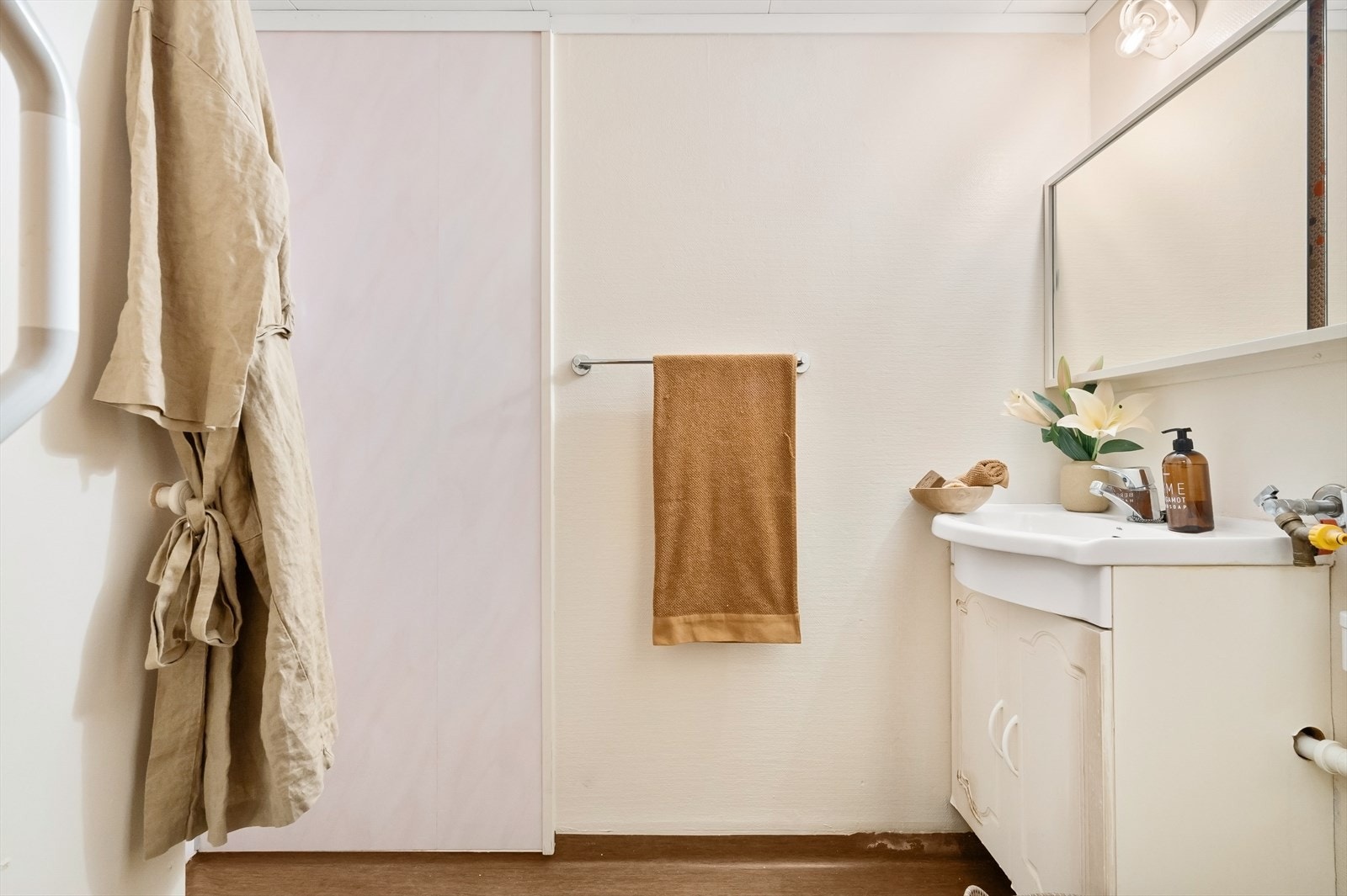 Badet er utstyrt med dusjhjørne, servant med under- og overskap, samt opplegg for vaskemaskin. Galleribilde