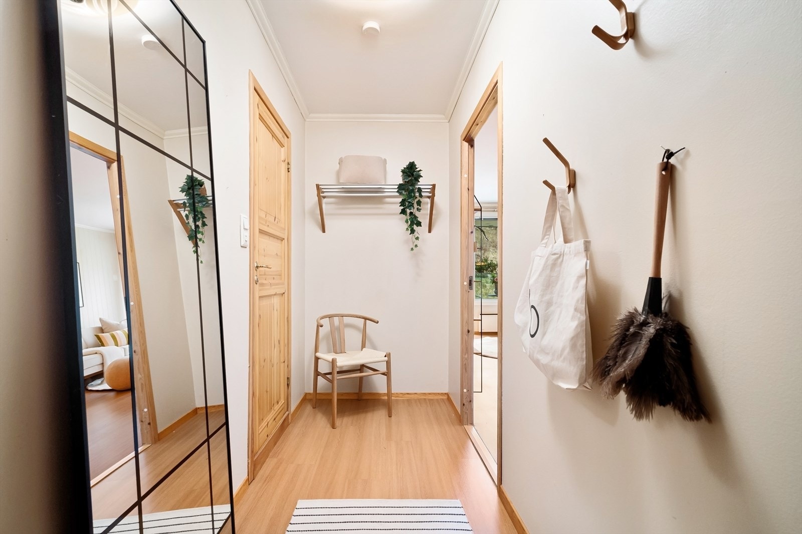 Her er det god plass til å henge fra seg yttertøy og sette fra seg sko. Galleribilde