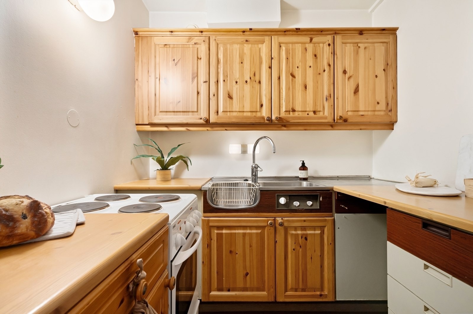 Kjøkkenet har en eldre men funksjonabel innredning, med stort potensiale. Galleribilde