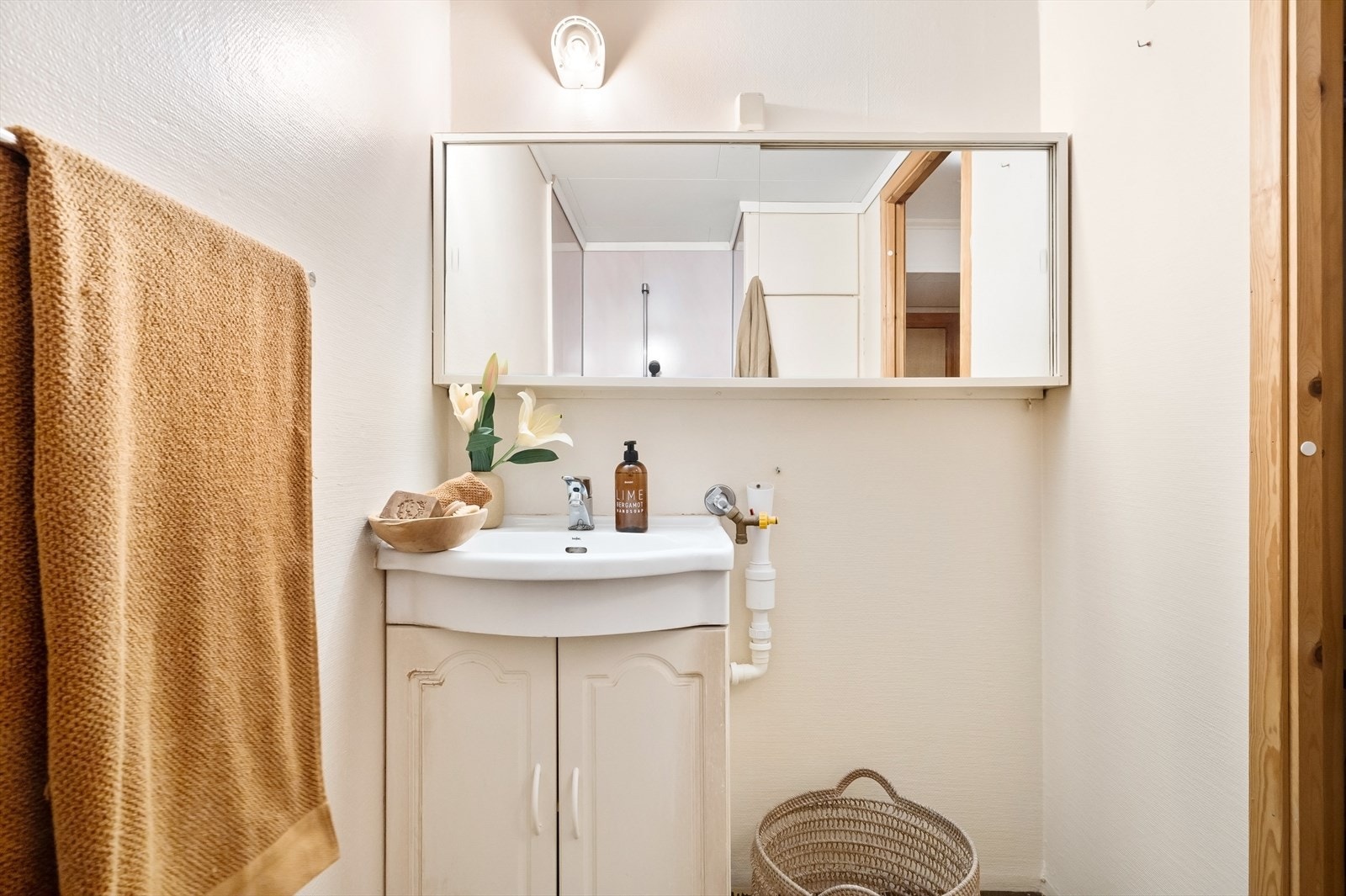 Avløpsrørene i borettslaget har vært gjennom en rørfornying, samt skiftet alle bunnlinje rør fra kum ute til stoppekran inne. Vannrør/ stamme skal derfor være i orden. Galleribilde