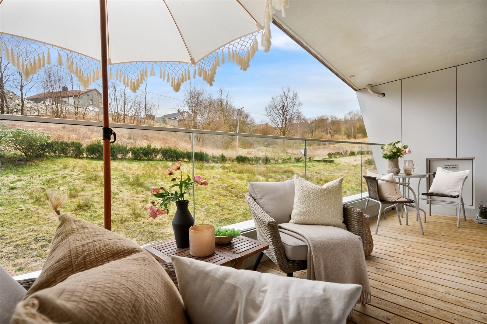 Den store altanen er perfekt på fine sommerdager. Galleribilde