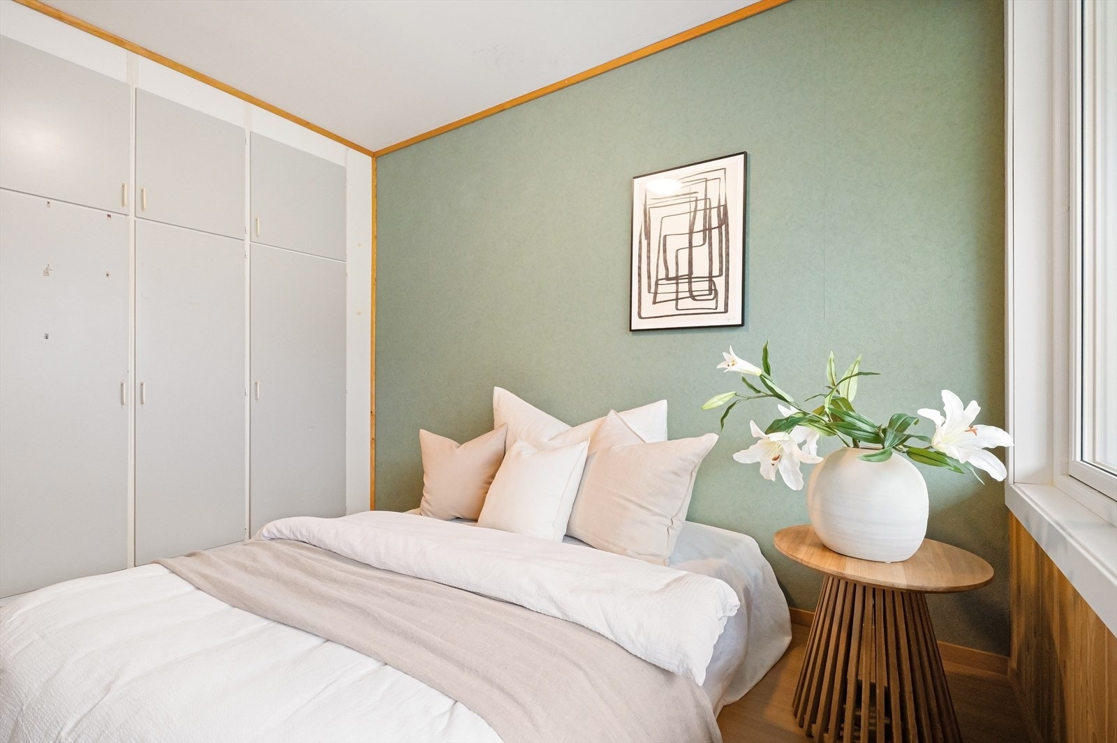 Her finnes også et innebygd garderobeskap som gir rikelig med oppbevaringsplass til klær og tekstiler. Galleribilde