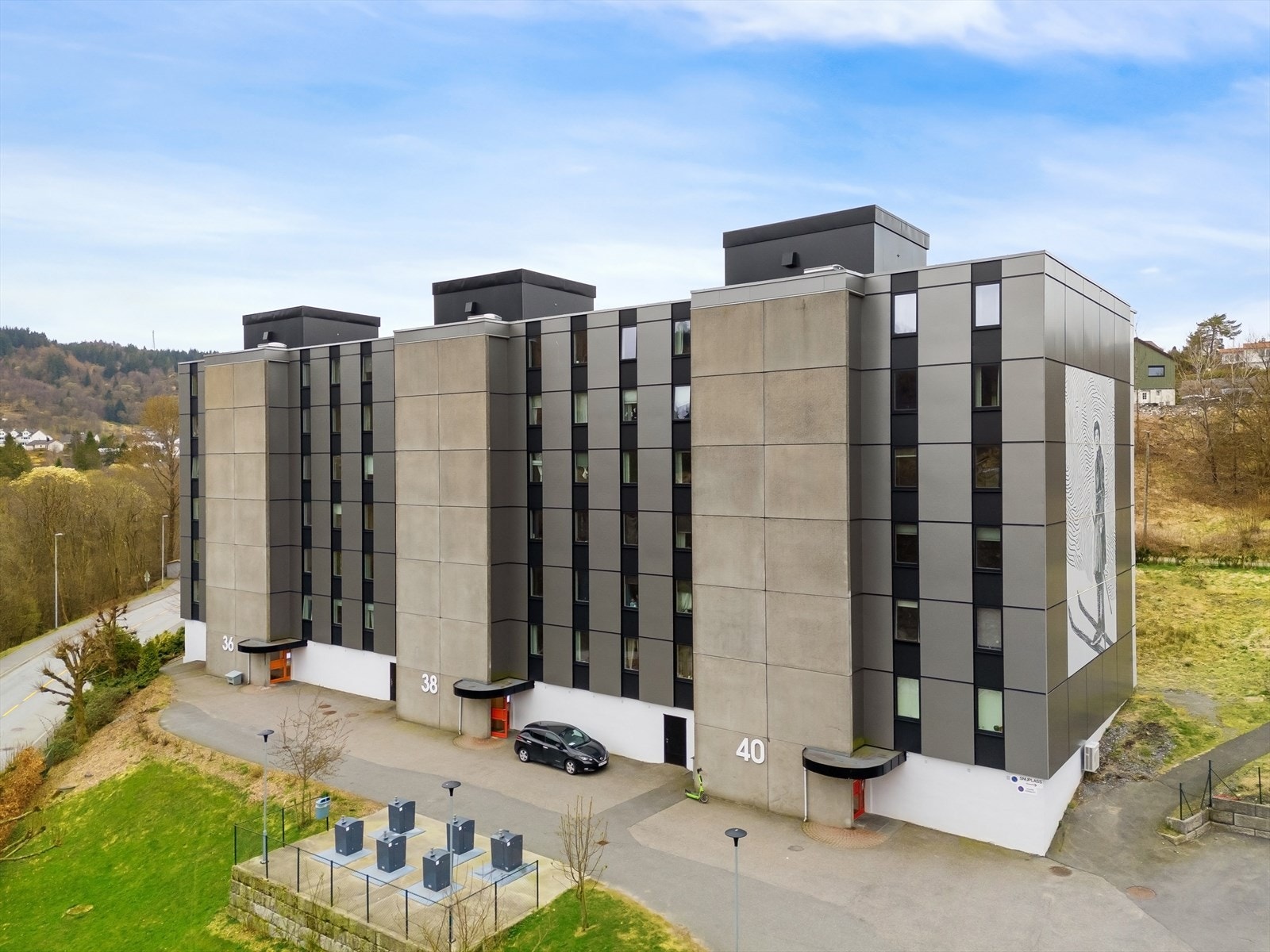 Fra boligen er det kort vei til Nesttun sentrum, et levende knutepunkt som byr på et bredt utvalg av butikker. Galleribilde