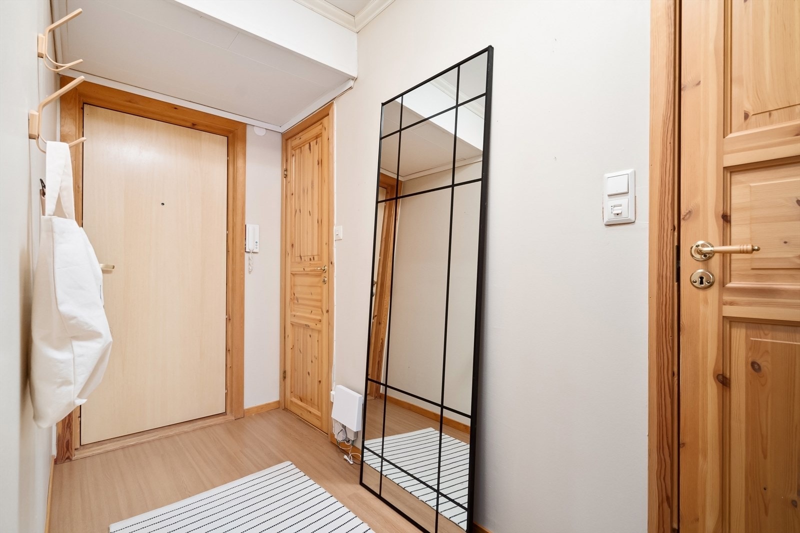 Entréen og gangen er romslig og gir et godt førsteinntrykk av boligen. Galleribilde