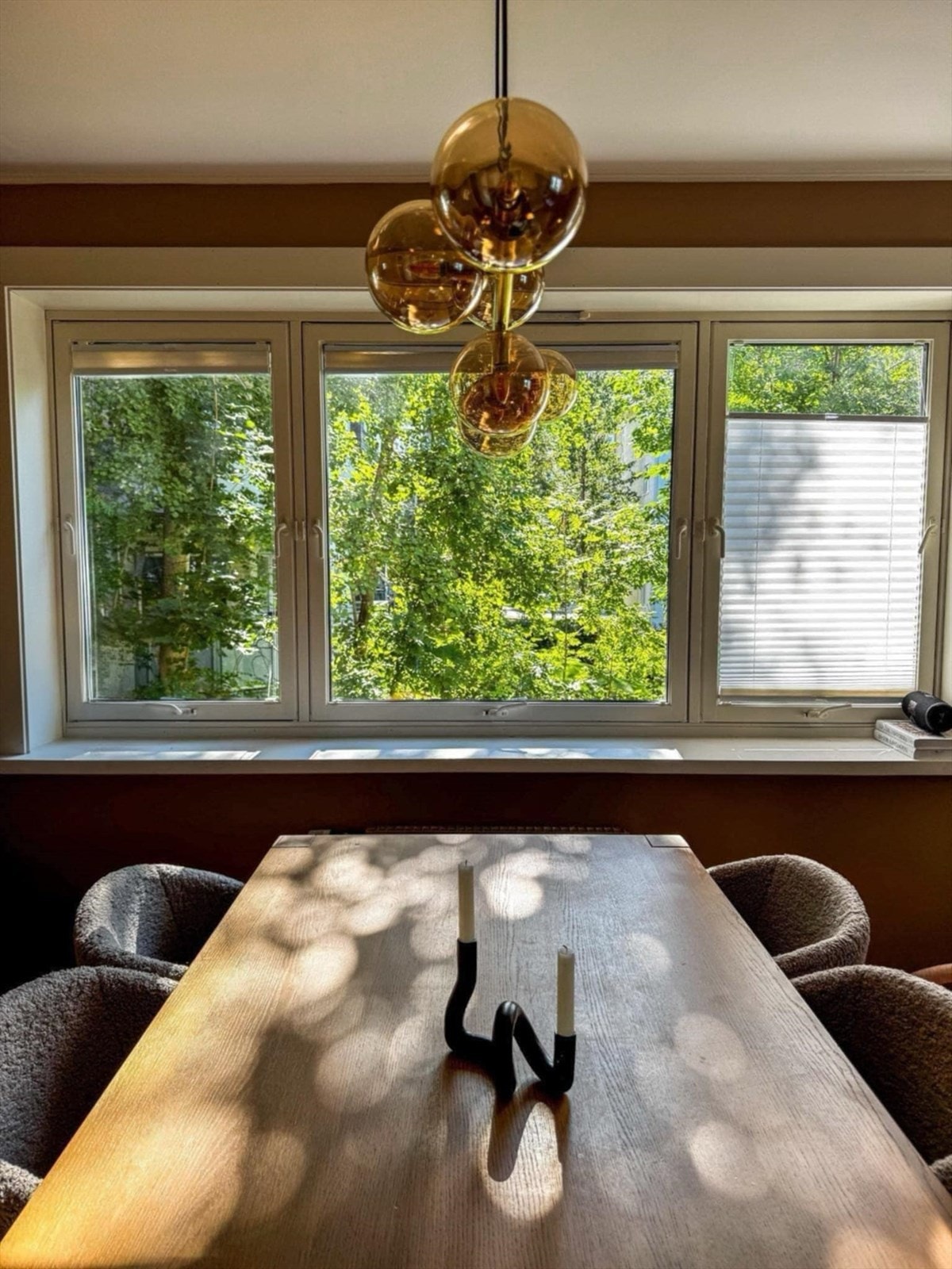 Selgers sommerbilde - Leiligheten ligger skjermet til med nydelig utsyn mot grøntareal Galleribilde