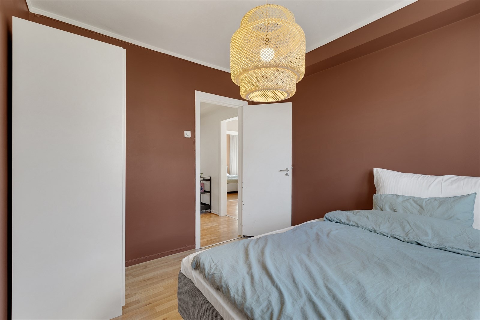 Begge soverommene er romslige og vender mot rolige omgivelser Galleribilde