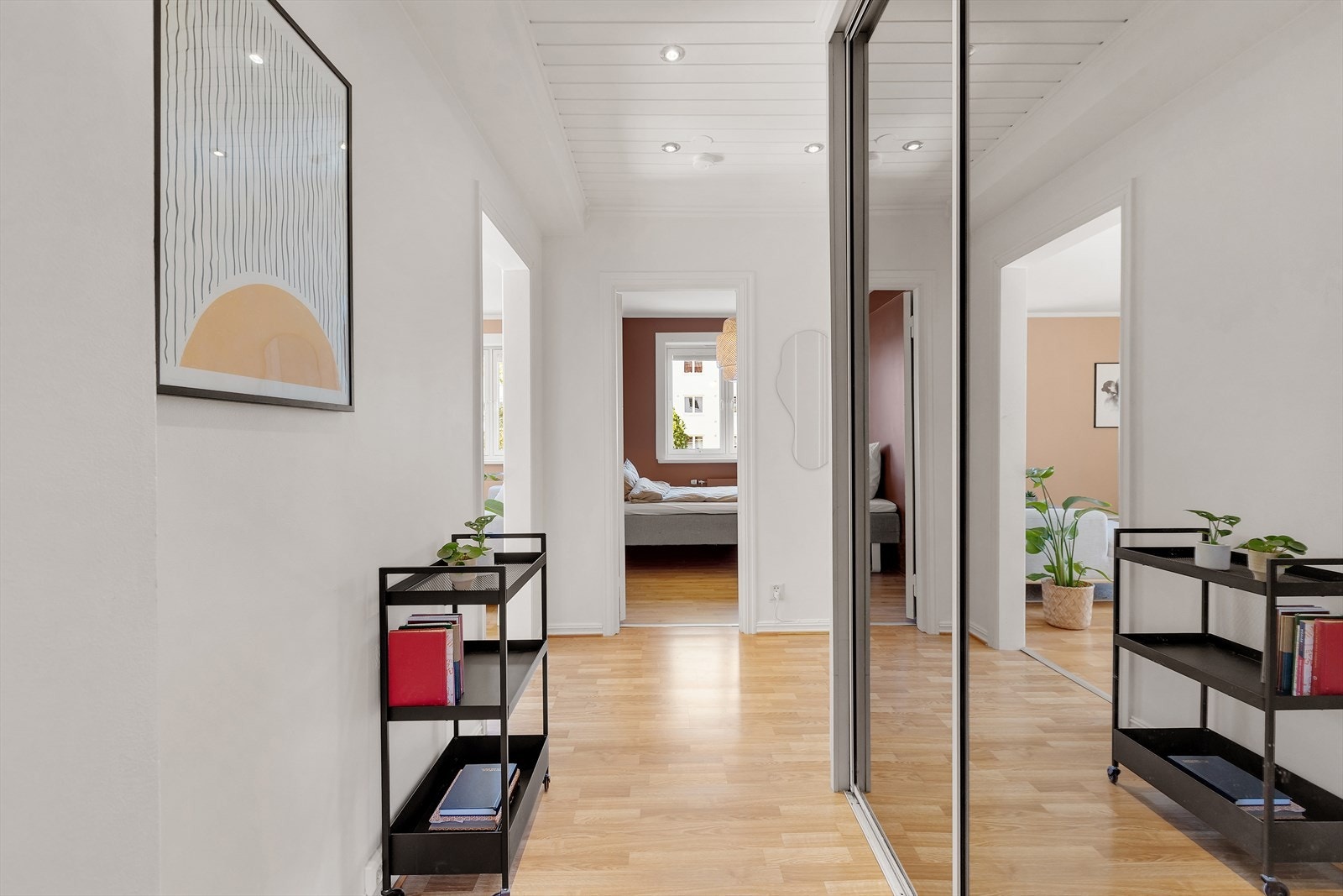 Praktisk integrert skyvedørsgarderobe i entrèen Galleribilde