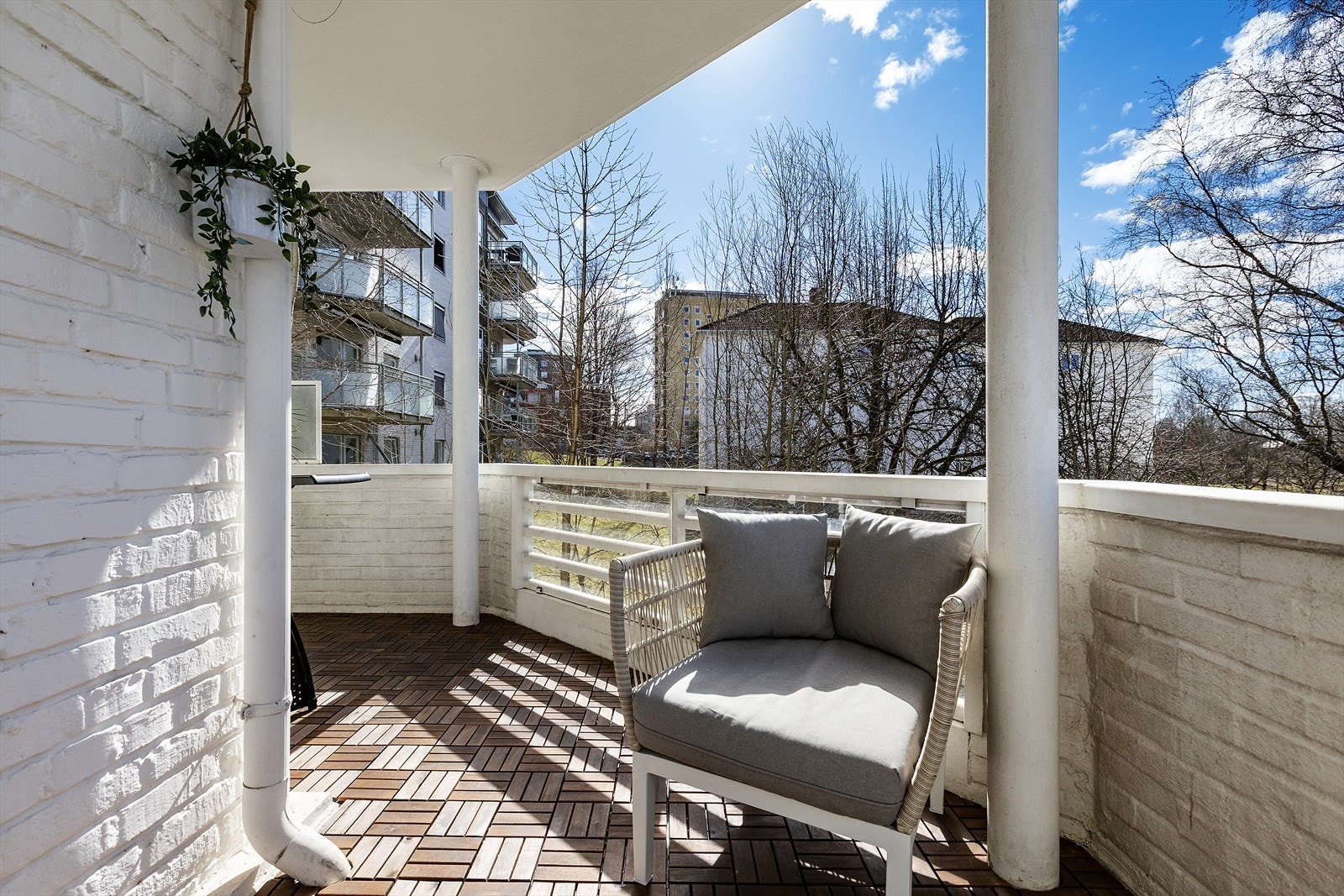 Leiligheten nyter godt av ende-beliggenheten Galleribilde