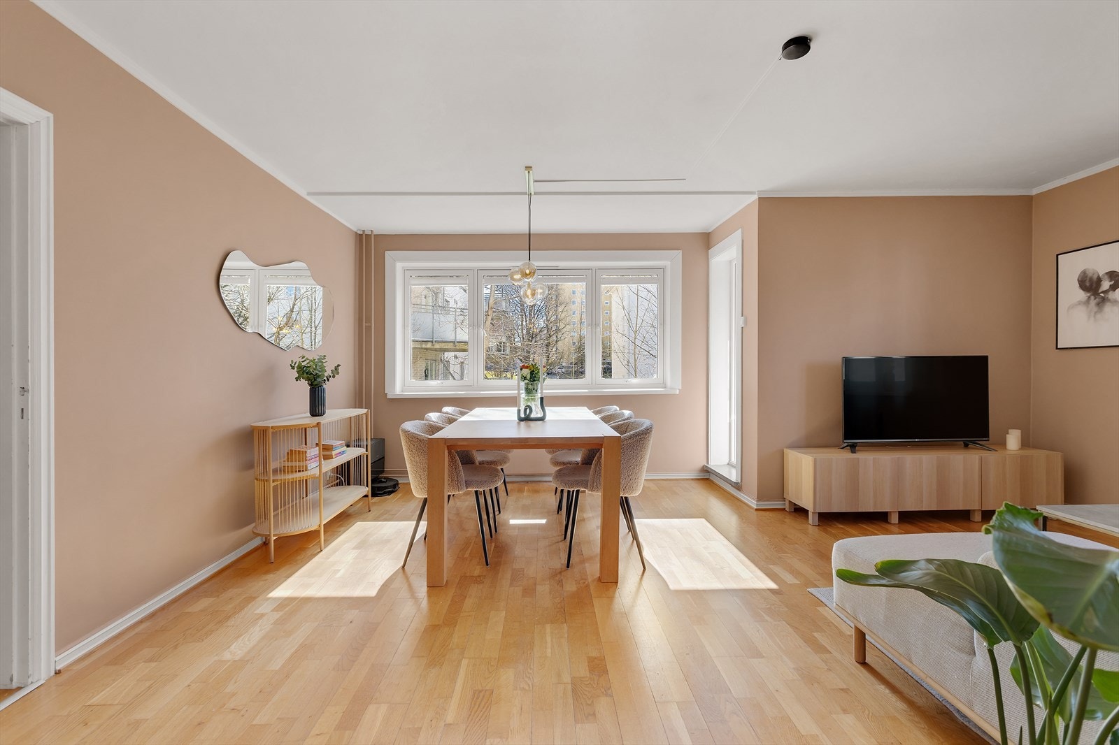 Luftig og gjennomlys stue med direkte utgang til balkongen Galleribilde