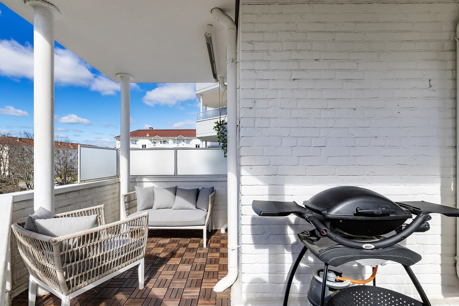 Balkongen rommer hele 10 kvm. Beliggenheten sørger for gode solforhold store deler av dagen. Galleribilde