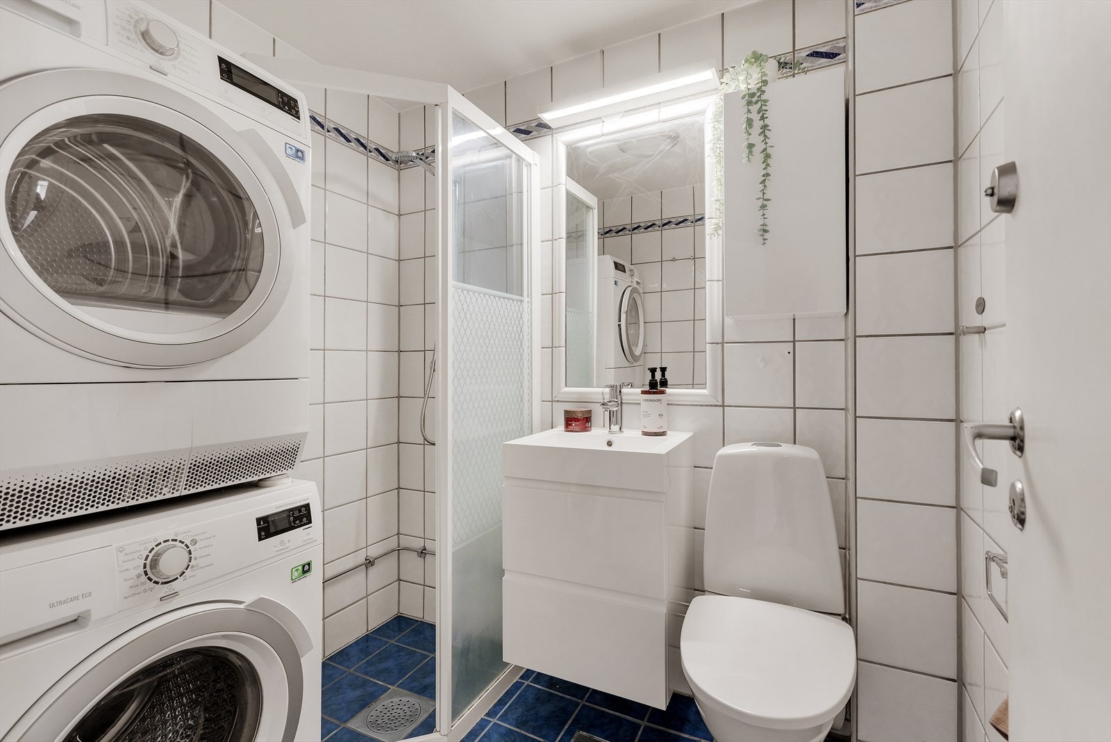 Flislagt bad med opplegg for vaskemaskin Galleribilde