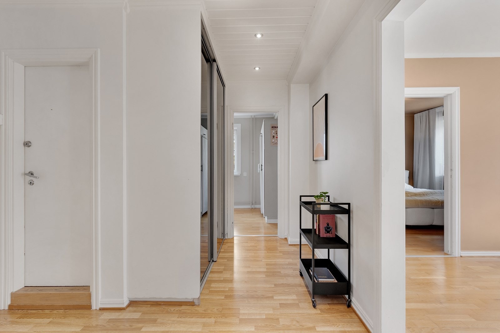 Romslig entrè med gode oppbevaringsmuligheter Galleribilde