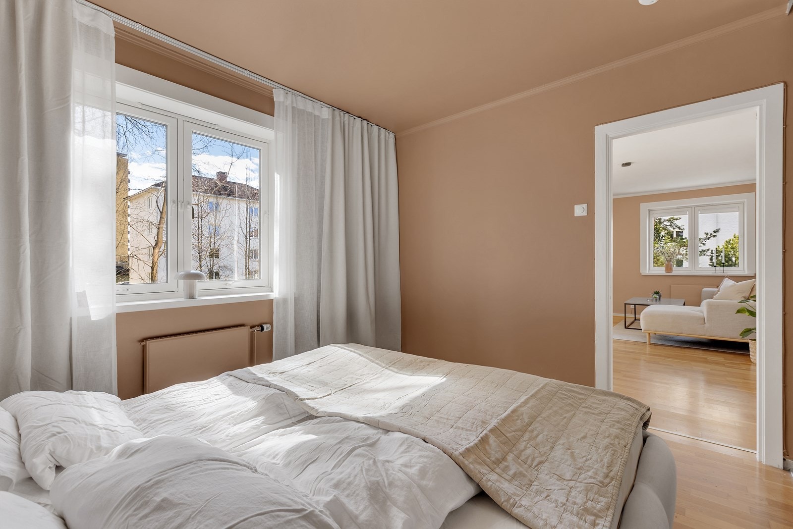 Soverommet har god plass til dobbeltseng og vender mot et rolig område Galleribilde