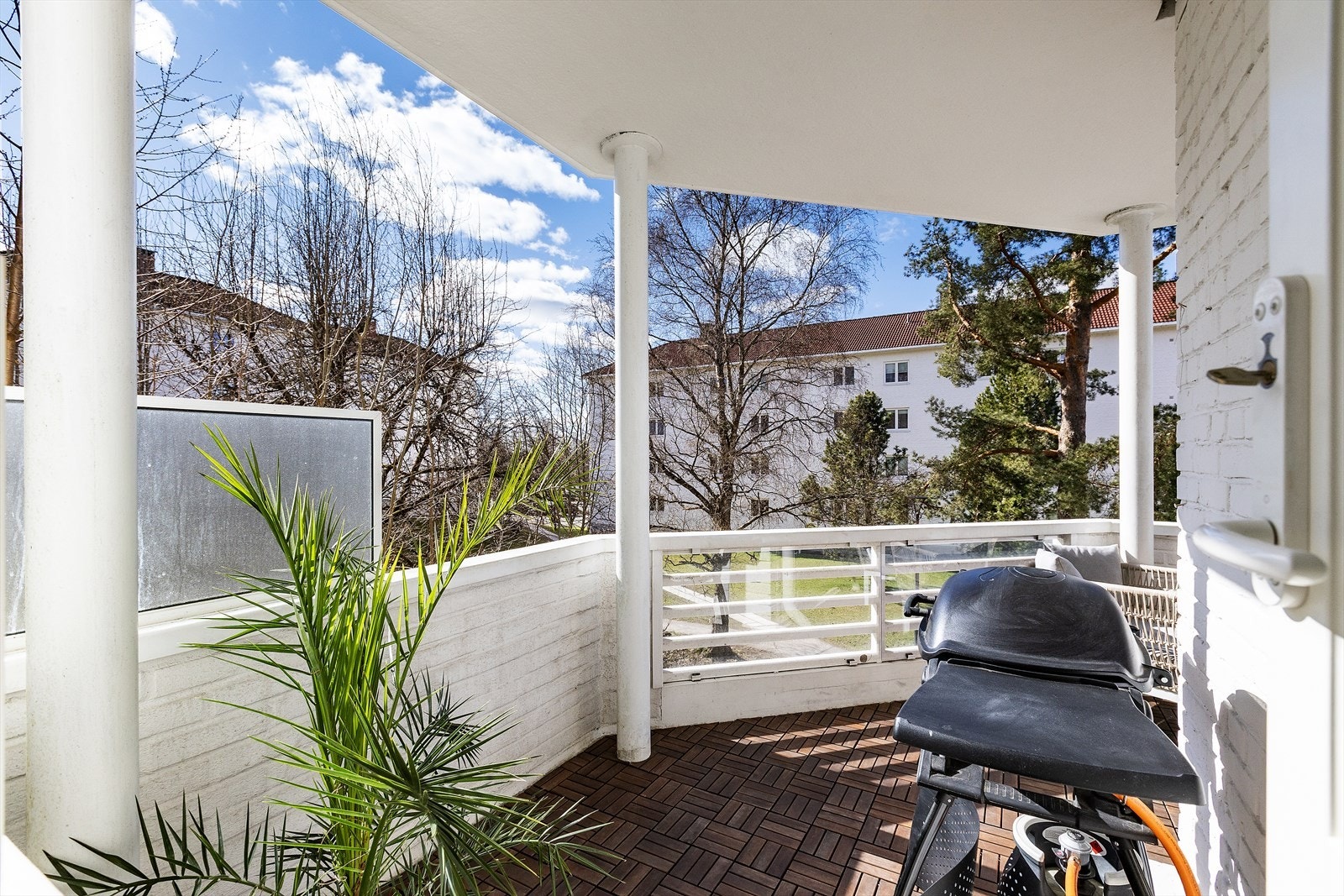 Balkongen vender mot hyggelige og grønne fellesarealer Galleribilde