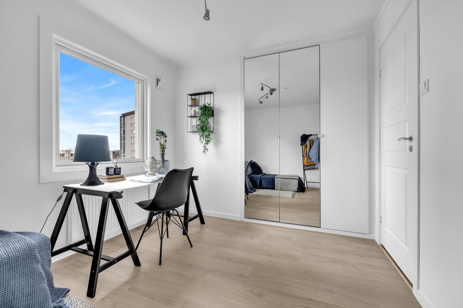 Plassbygd skyvedørsgarderobe og god plass til skrivebord Galleribilde