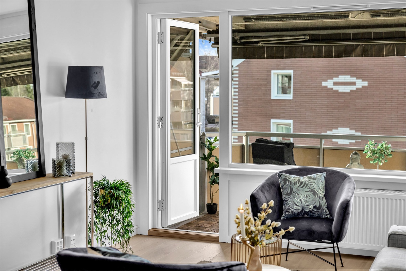 Fra stuen er det utgang til solrik og romslig balkong med treheller som luner balkongen. Galleribilde
