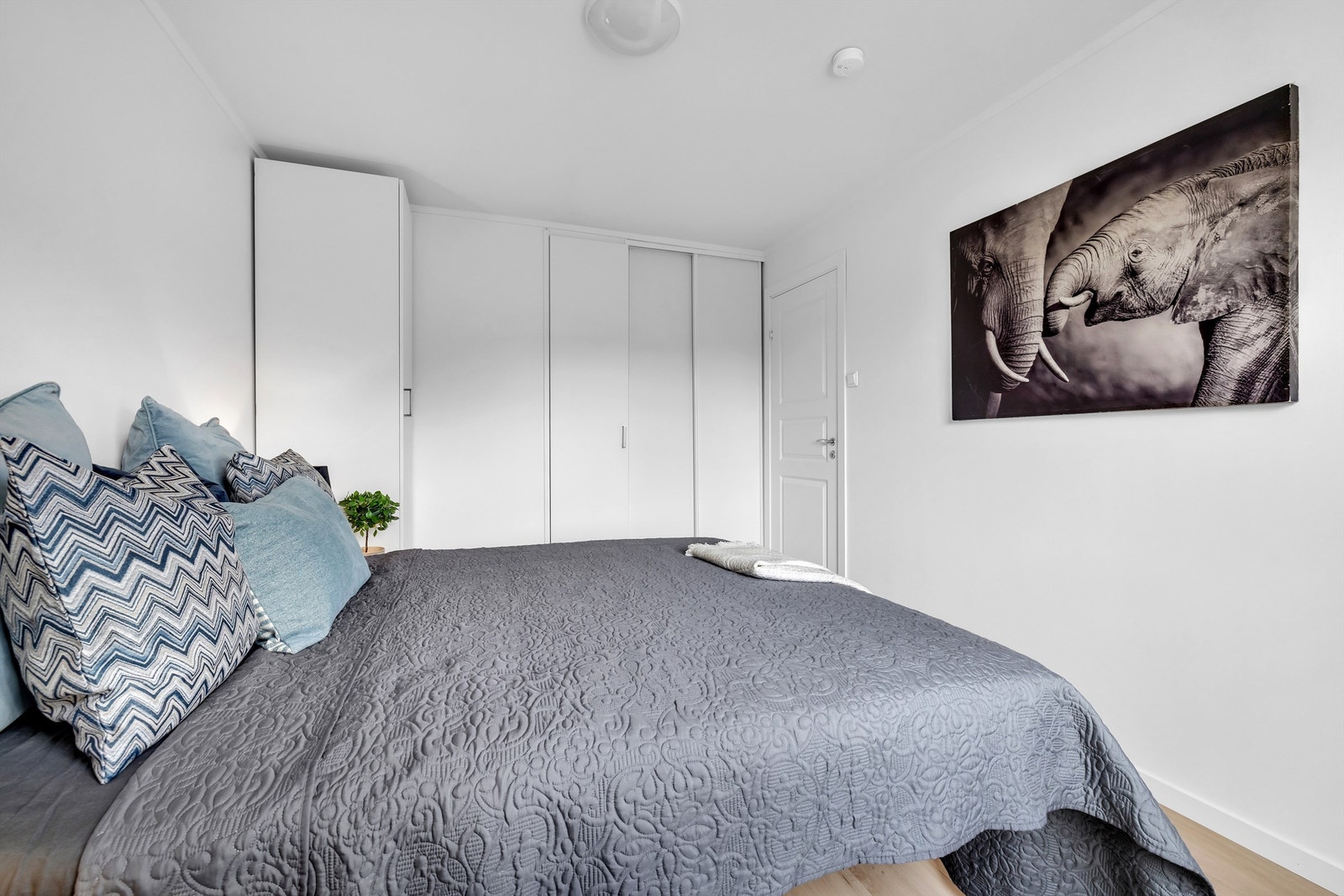 Soverommet har plassbygd skyvedørsgarderobe og god lagringsplass Galleribilde