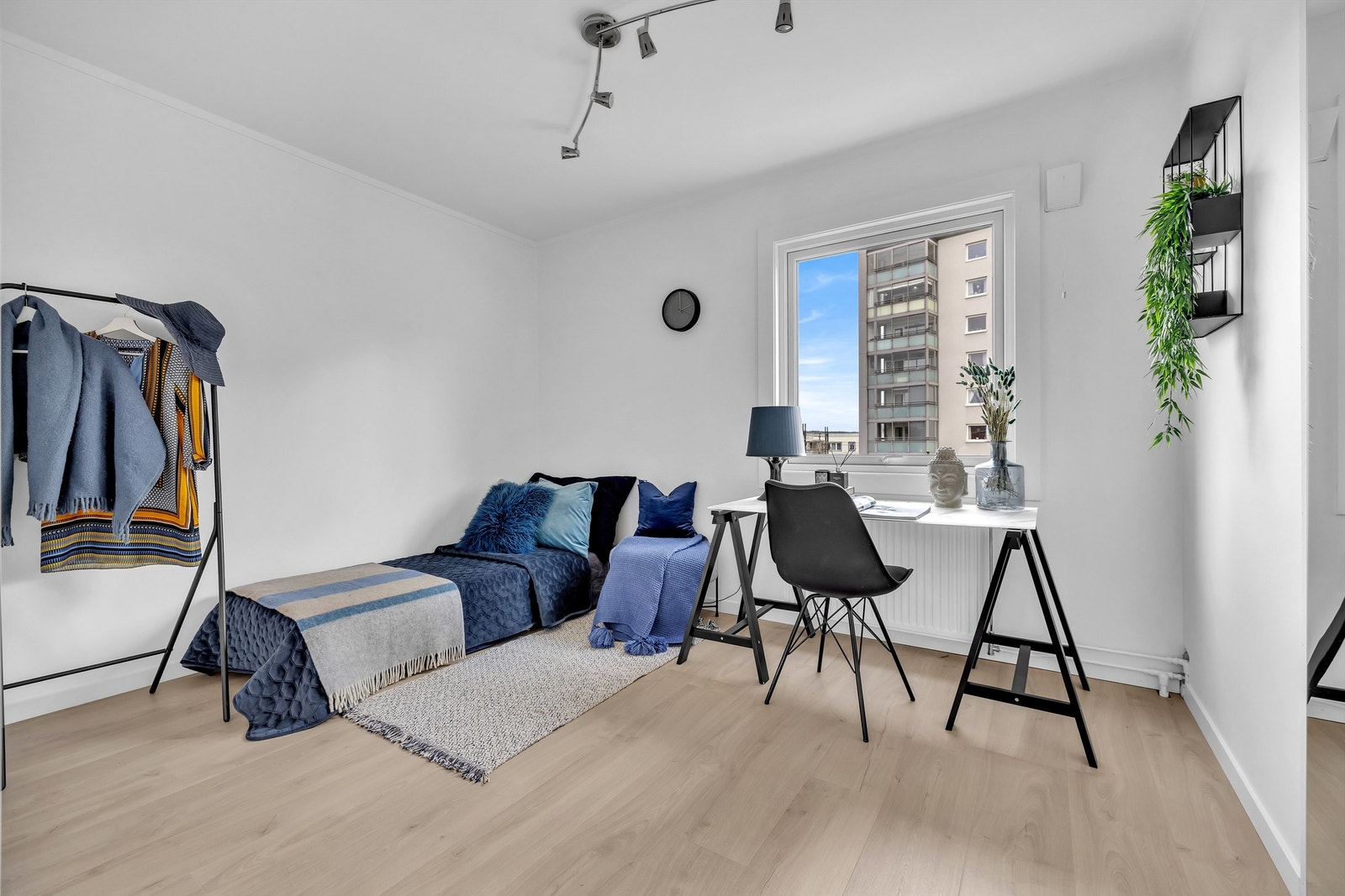 Soverom 2 har nymalte vegger og nytt gulv. Her har man et perfekt barnerom av god størrelse for seng, skrivebord og leker. Galleribilde