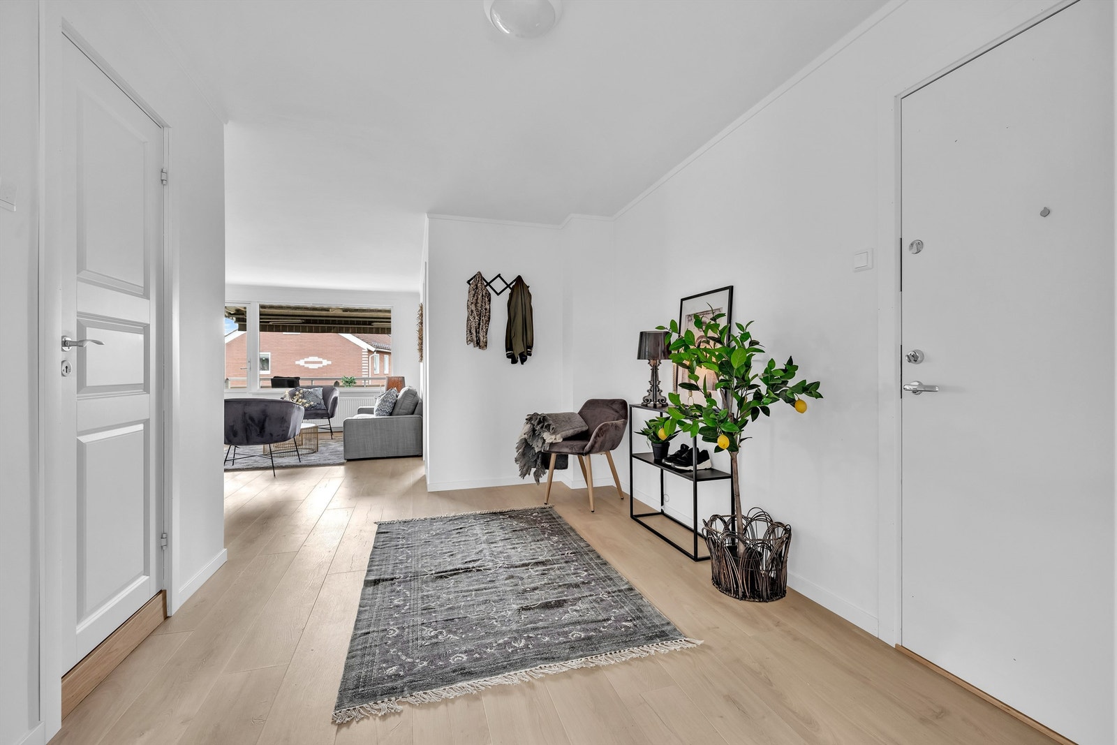 Inngangspartiet i leiligheten er meget romslig og byr på gode muligheter for å sette inn stort garderobeskap eller sette opp lettvegger for å lage en innvendig bod. Galleribilde