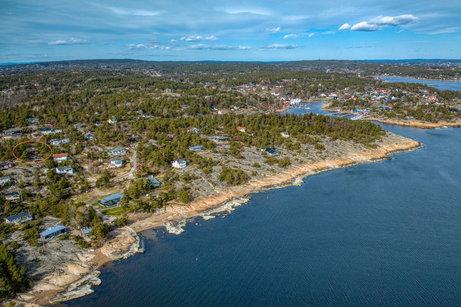 Hytteområdet strekker seg fra Øyenkilen og vestover mot Foten badested og Hubukta. Galleribilde