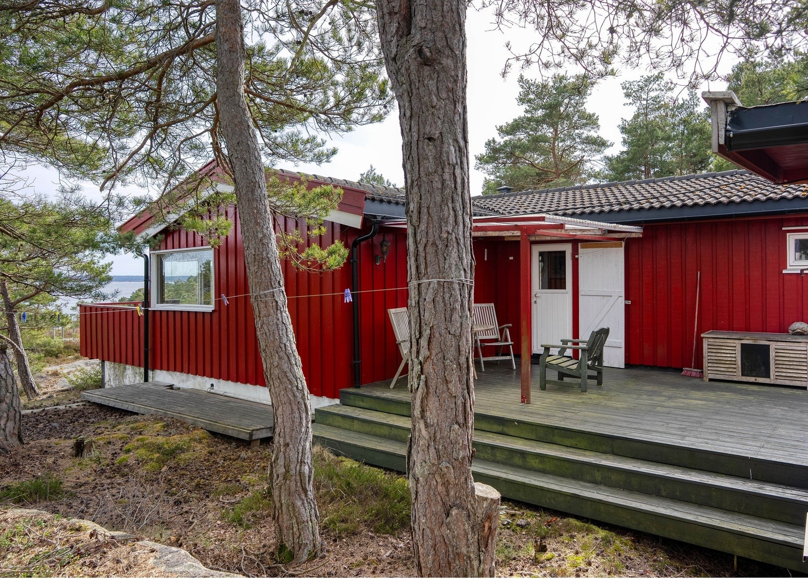 Østre Torgauten 95 er ei fin og rustikk hytte fra 1950 tallet, senere påbygget i 1999. Beliggenheten er lun og gir fin utsikt ut til sjøen. Galleribilde