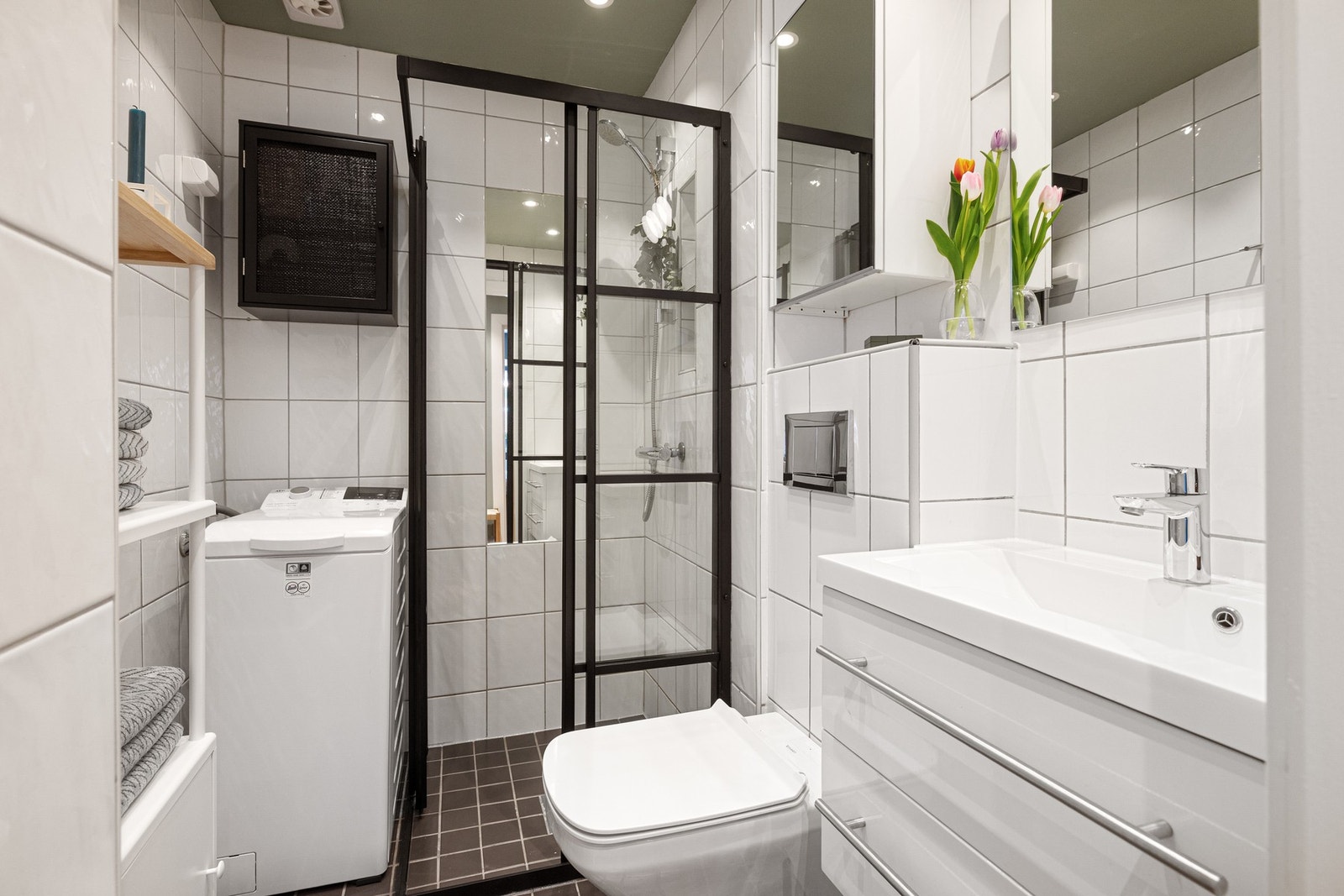 Badet har elektrisk gulvvarme. Det er nylig montert nye downlights i himling. Galleribilde