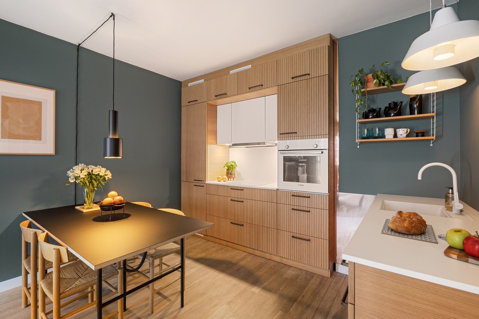 Kjøkkenet fra 2023 har en praktisk og luftig L-utforming, og toppskap i full dybde gir masse lagringsplass. Legg merke til de 120 cm brede skuffene under induksjonstopp. Galleribilde