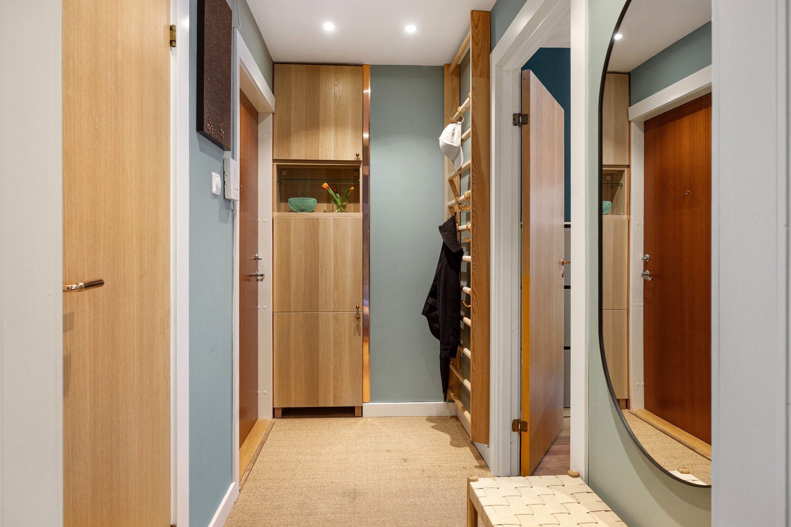 Kobberdetaljene er et gjennomgående tema i leiligheten. Krokene i ribbeveggen kan
flyttes etter sesong, behov og humør. Galleribilde