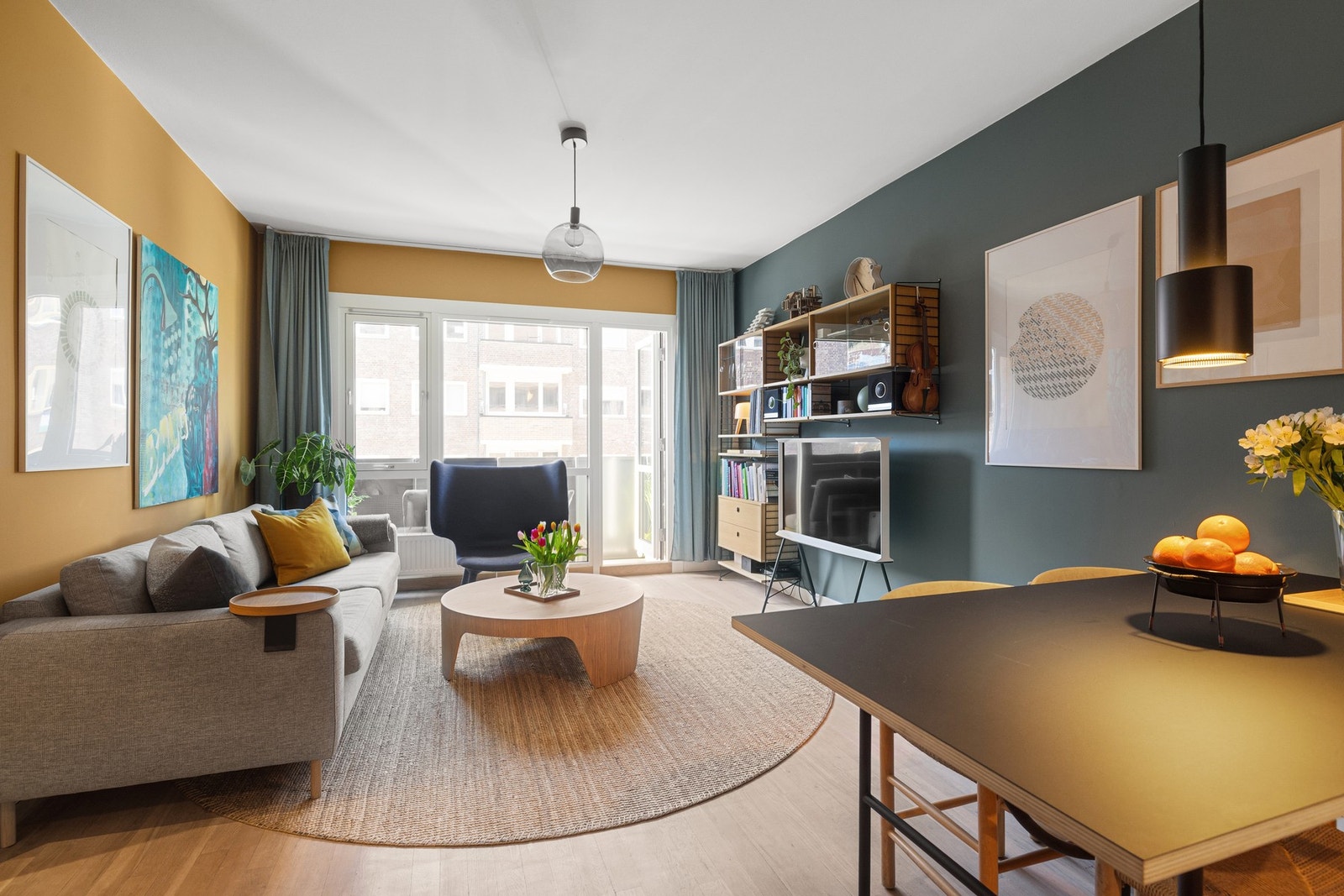 Leiligheten er det naturlige samlingspunktet for vennegjengen, for sannsynligheten er
stor for at det er kortest fra alle til deg. Lett tilgjengelig med kollektivtransport og i gan-
gavstand til hyggelige utesteder, restauranter og parker. Galleribilde