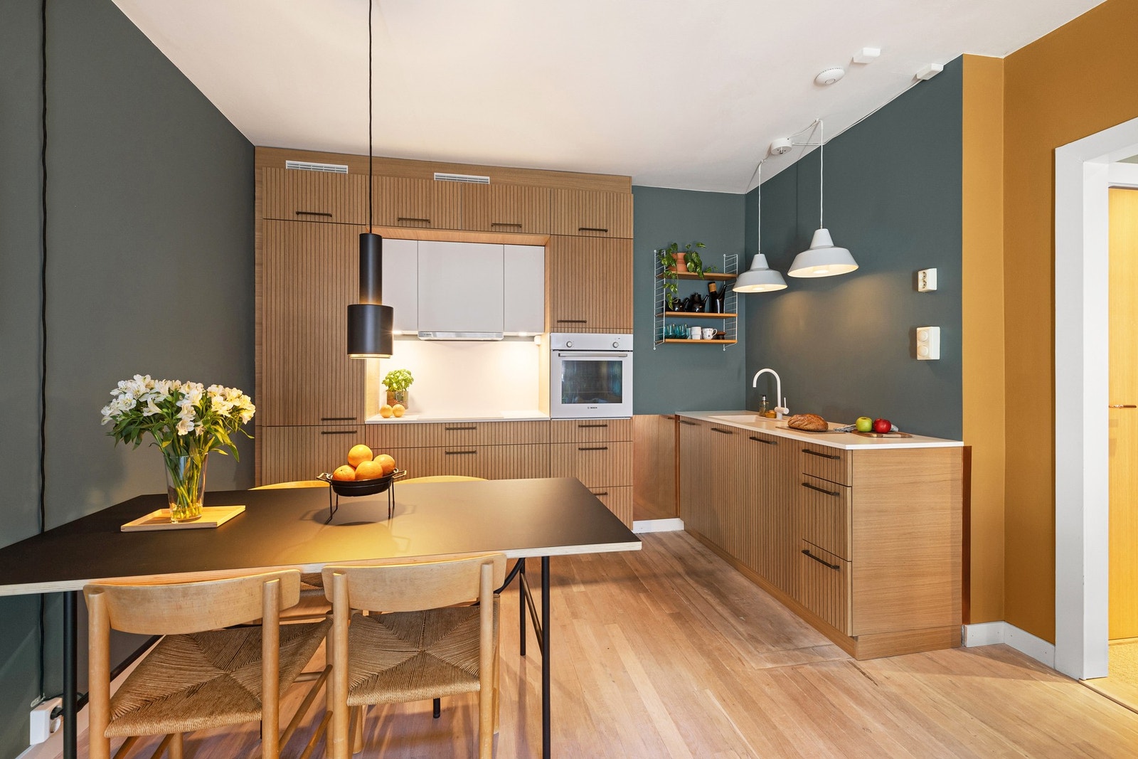 Originale gulv i heltre eik. Slipt og behandlet med hvitpigmentert olje. Galleribilde