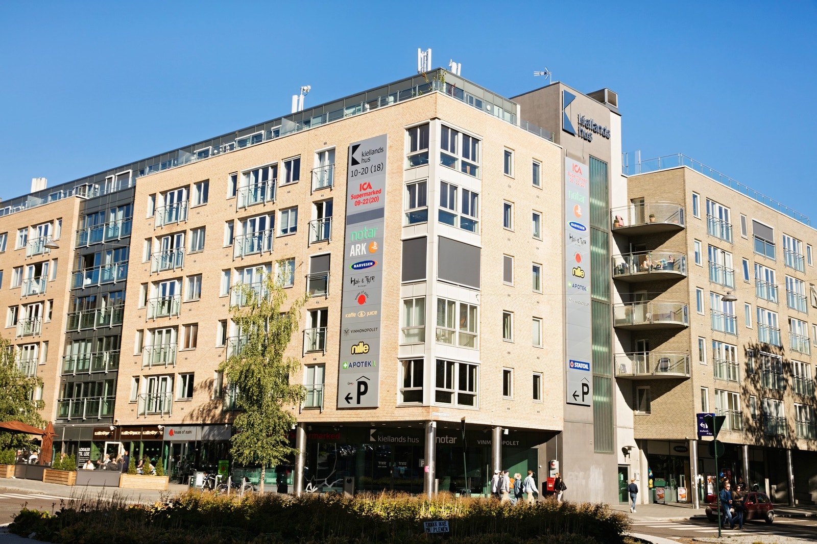 Kiellands Hus har bl.a stor Coop Mega med post i butikk, vinmonopol, blomsterbutikk og bakeri. Galleribilde