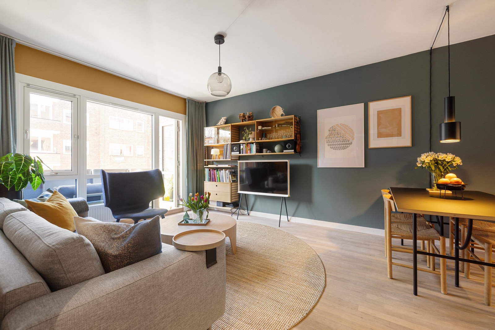 Bygget gjennomgikk en omfattende fasaderenovering i 2023 der vindu/dørfelt ble byttet
til en type med glassfelt helt til gulv og ny og lavere radiator ble installert. Galleribilde