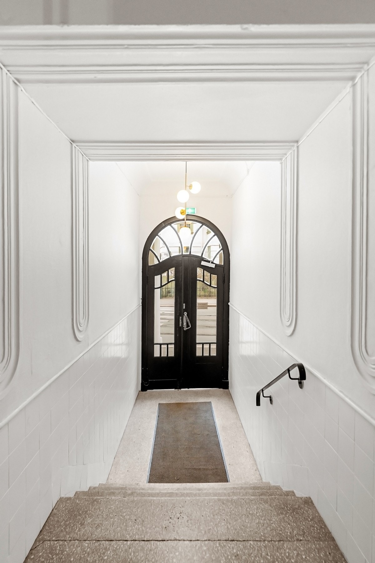 Boligen ligger i en nydelig klassisk bygård fra 1896 med originale detaljer bevart. Galleribilde