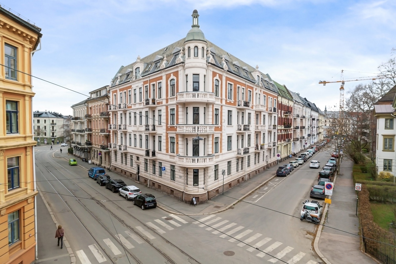 En svært romslig 3-roms hjørneleilighet i klassisk bygård på Frogner. Galleribilde