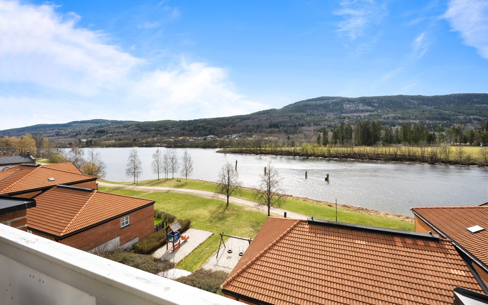 Nydelig beliggenhet - idyllisk ved vannkanten Galleribilde