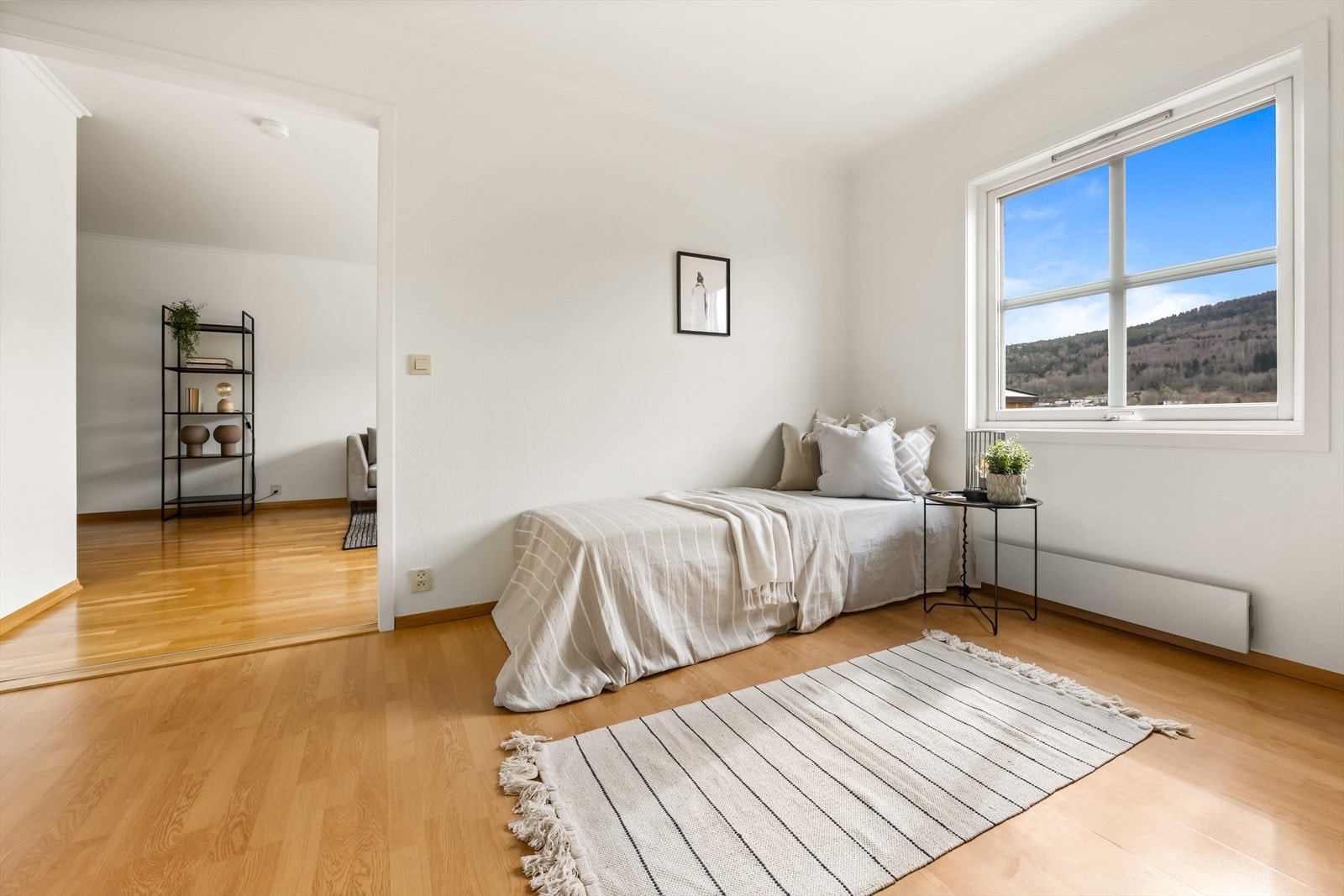 Det største soverommet e i dag delvis åpnet mot stuen Galleribilde