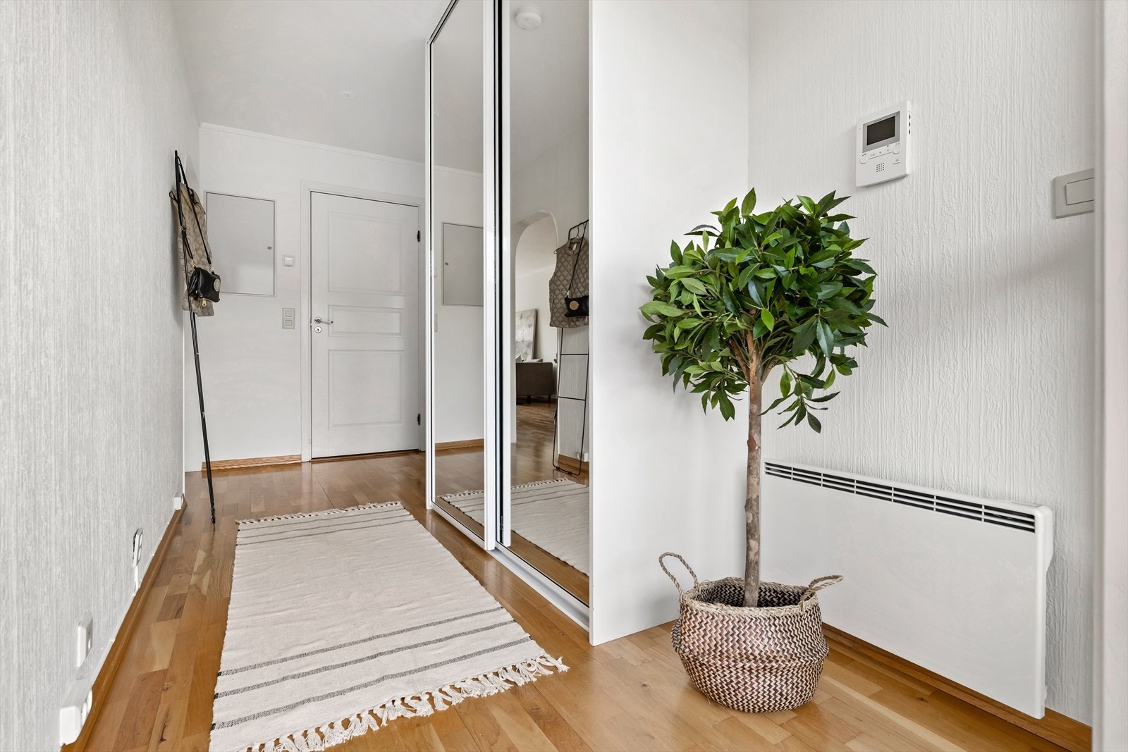Skyvedørsgarderobe i entre med speildører Galleribilde
