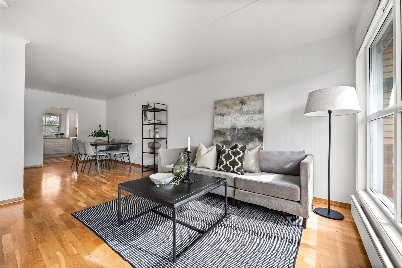 Det er god plass til sofakrok, tv-møblement, vitrineskap og spisebord, eller det en selv måte ønske Galleribilde