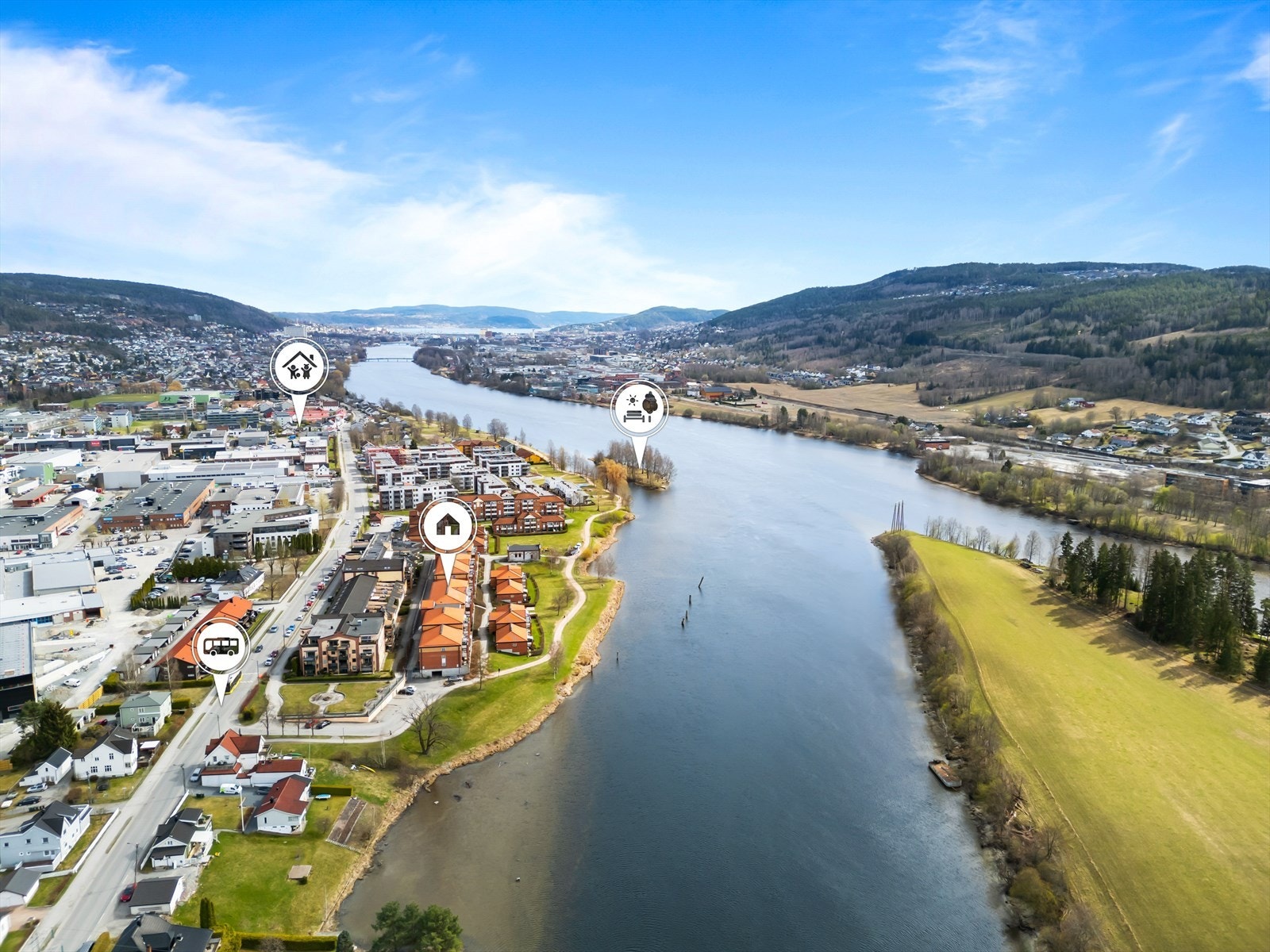 Bebyggelsen ligger meget flott og er tilknyttet de flotte turveiene som går langs denne siden av elven Galleribilde