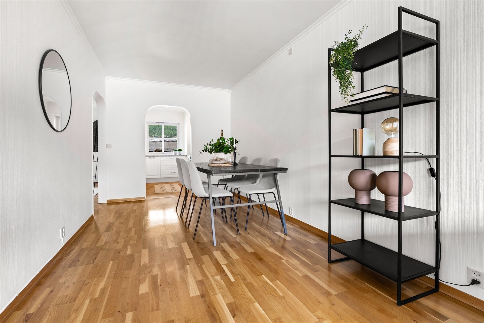 Det er god plass til spisebord i sonen mellom stue og kjøkken Galleribilde